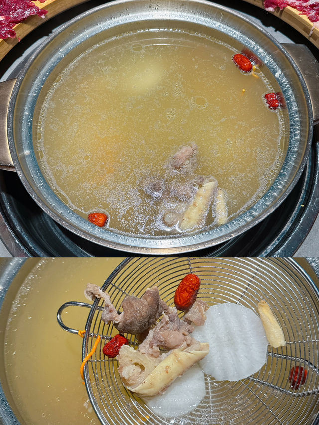 「就犟牛肉火鍋」🐮主打由農場飼養直送牛肉，店員即場屠宰新鮮牛肉，保證夠晒新鮮🔥🔥