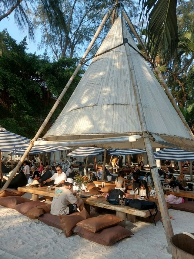 คาเฟ่ริมหาด CAVE BEACH CLUB
