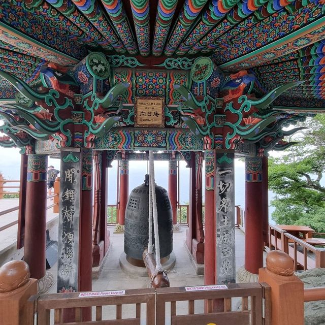 기암괴석 절벽에 위치한 향일암
