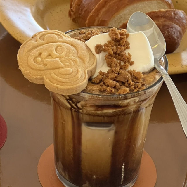 시그니처 쿠키가 올라간 아인슈페너 맛집