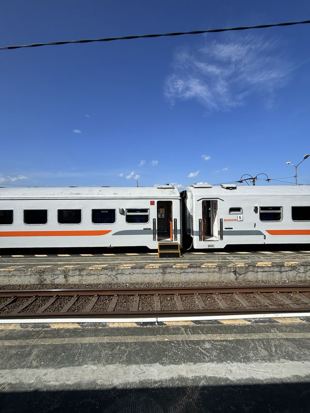 นั่งรถไฟข้ามเมืองที่ประเทศอินโดนีเซีย 🇮🇩