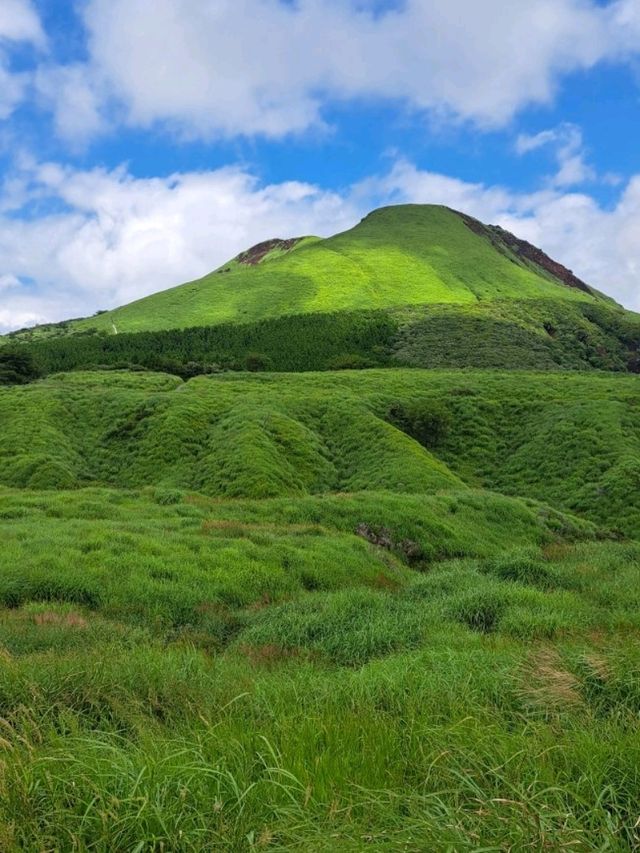 【草千里ヶ浜:熊本県阿蘇市】見渡す限りの美しい草原✨