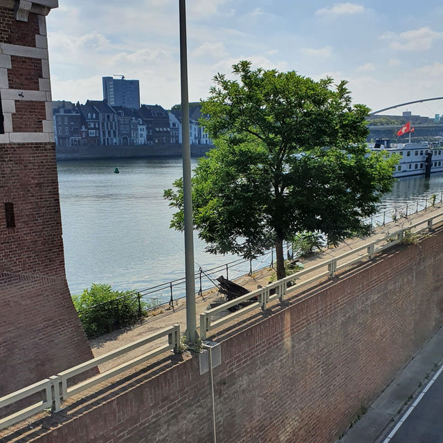 De Hoge Brug: A Modern Masterpiece in Maastricht