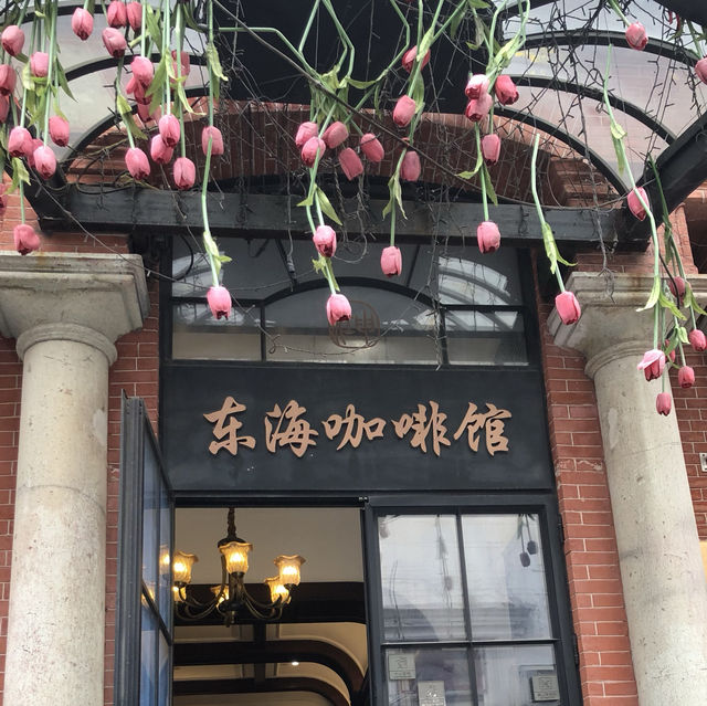 美麗安靜的北外灘，一杯飲料就看得到外灘景色的人民咖啡廳