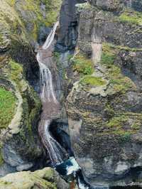 🇮🇸 冰島 峭壁高聳 色彩斑斕 像羽毛般的宏偉峽谷🪶
