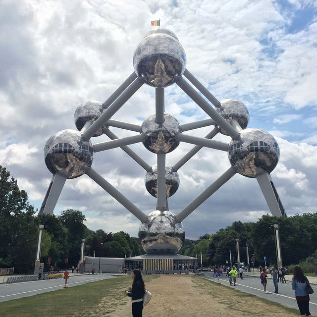 🌌🔭 未來之門：探索布魯塞爾的原子球塔 Atomium🇧🇪🚀