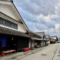 白壁が美しい昔ながらの江戸時代の街並み。