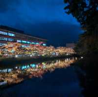 弘前城渡船賞夜楓，燈火楓紅醉是浪漫