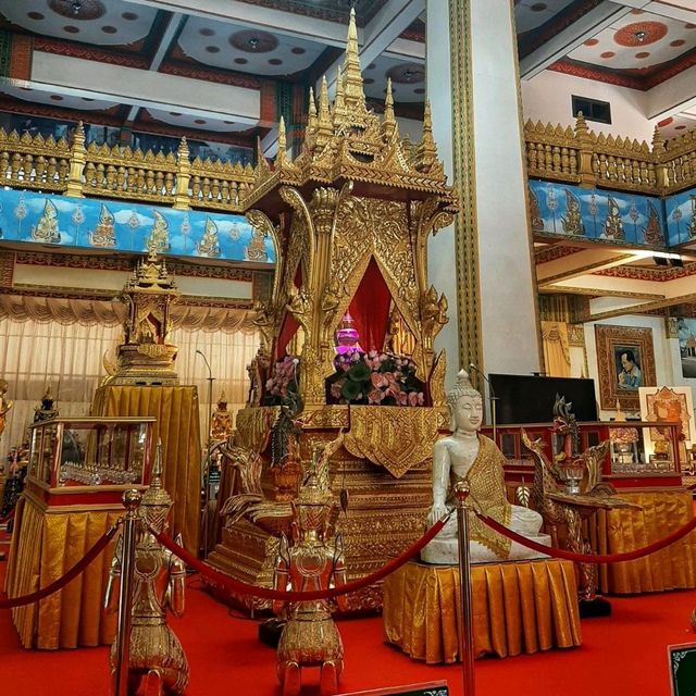 สักการะพระบรมสารีริกธาตุ ณ พระอารามหลวง
