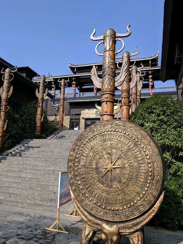 貴州避暑好去處，體驗苗村文化：丹寨萬達小鎮