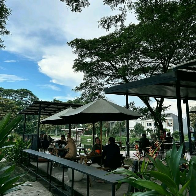 Cozy Lakeside Retreat at Danau Teduh Cafe