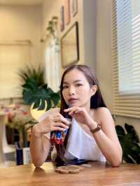 จิบกาแฟ พร้อมเล่นกับเจ้า 4 ขา ที่ Neighbor Dog