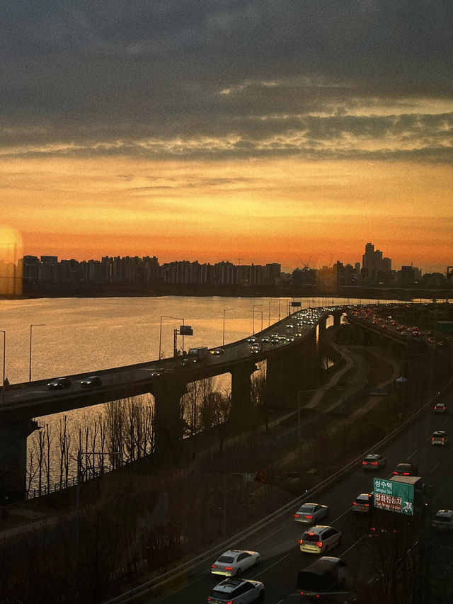 노을진 풍경을 만끽할 수 있는 카페🌆