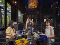 ห้องอาหารในเรือนไทยสีดำ