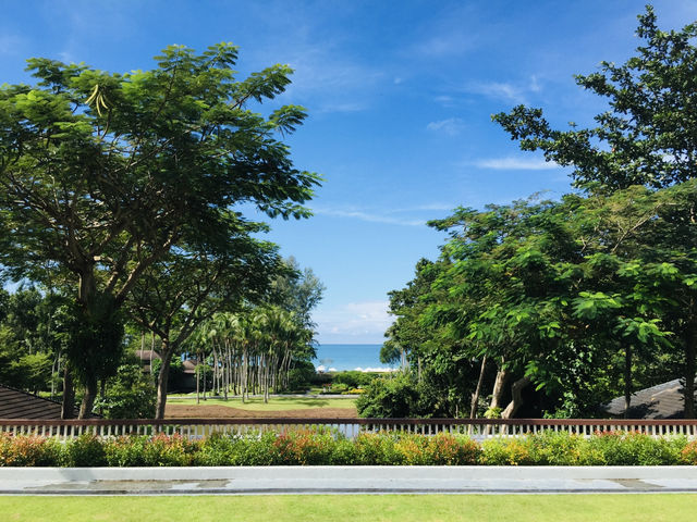 Dusit Thani Krabi Beach Resort ที่พักหรู ติดทะเล