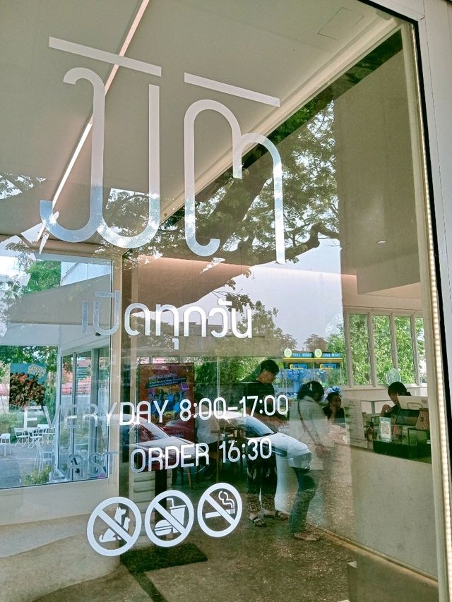 คาเฟ่ เมืองขอนแก่น สไตล์มินิมอล ใกล้สนามบิน