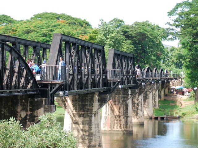 นั่งรถไฟ เที่ยวสะพานข้ามแม่น้ำแคว กาญจนบุรี