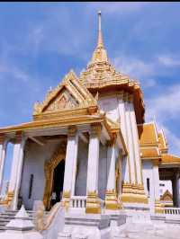 Wat Traimit’s Golden Wonder: A Shrine of Pure Splendor!