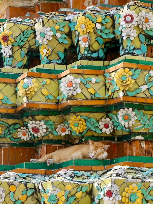 Wat Pho: Captivating Outside the Halls
