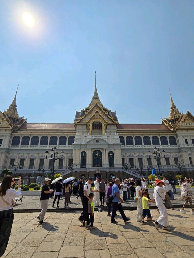 พาเยี่ยมชมพระบรมมหาราชวังและวัดพระศรีรัตนศาสดาราม