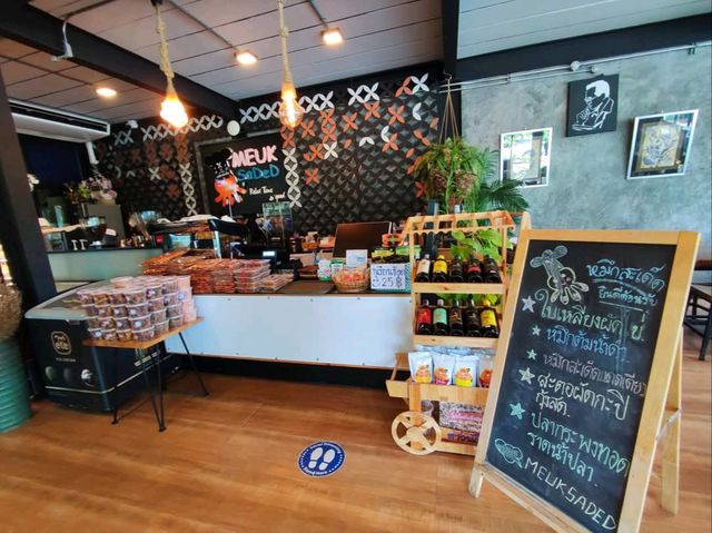 คาเฟ่เด็ด บ้านเพ อาหารสดอร่อย บรรยากาศร่มรื่น