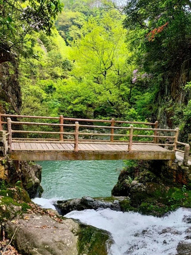 Baizhang Waterfall: A Compact Yet Captivating Natural Escape