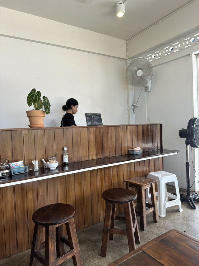 ร้านก๋วยเตี๋ยวร่มไม้