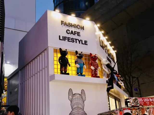 首爾| 明洞夜晚像開了音量鍵！愛上首爾最熱鬧的街頭節奏