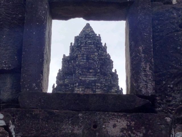 光が描く神殿画──バコン寺院、窓のフレーム越しに現れる奇跡