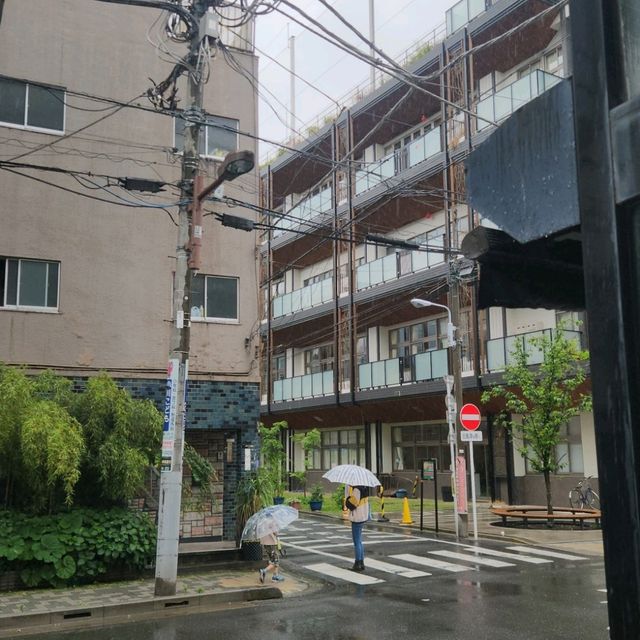 โตเกียวในวันที่ฝนตก โลกเดินช้า