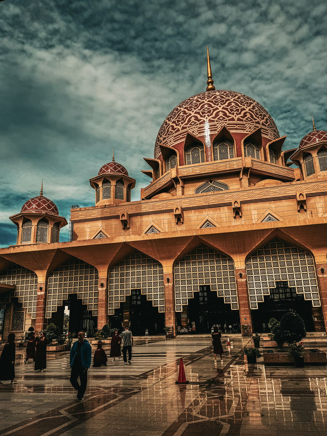 Serenity in Pink: A Peaceful Spring Morning at Putra Mosque