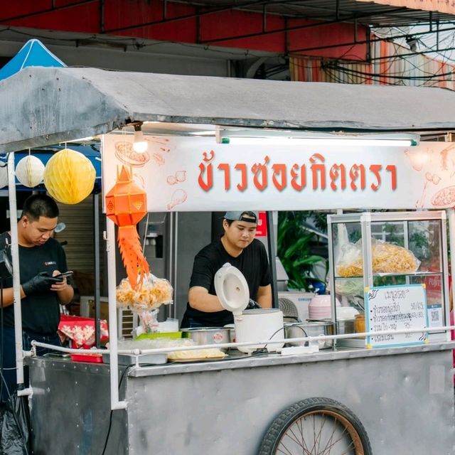 ร้านข้าวซอยกิตตรา  l รสชาติปริญญาราคาติดดิน 🍜🥘