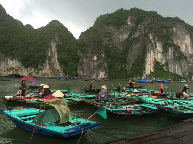 【Ha Long Bay｜ハロン湾｜ベトナム】 エメラルドの海に無数の奇岩が浮かぶ、海の神秘風景