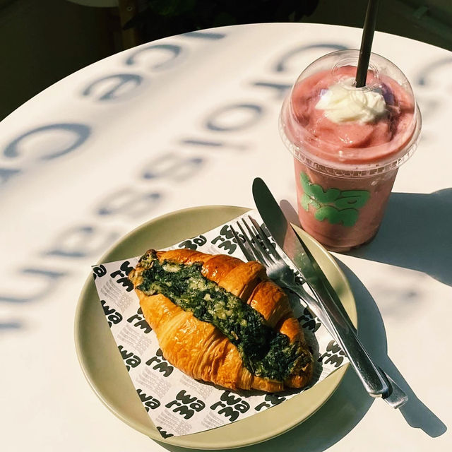Warm.bkk : คาเฟ่สไตล์มินิมอลอบอุ่น