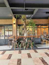 La Canal Cafe Bar & Restaurant