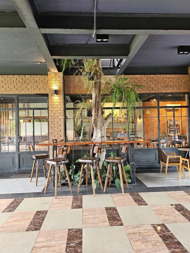 La Canal Cafe Bar & Restaurant