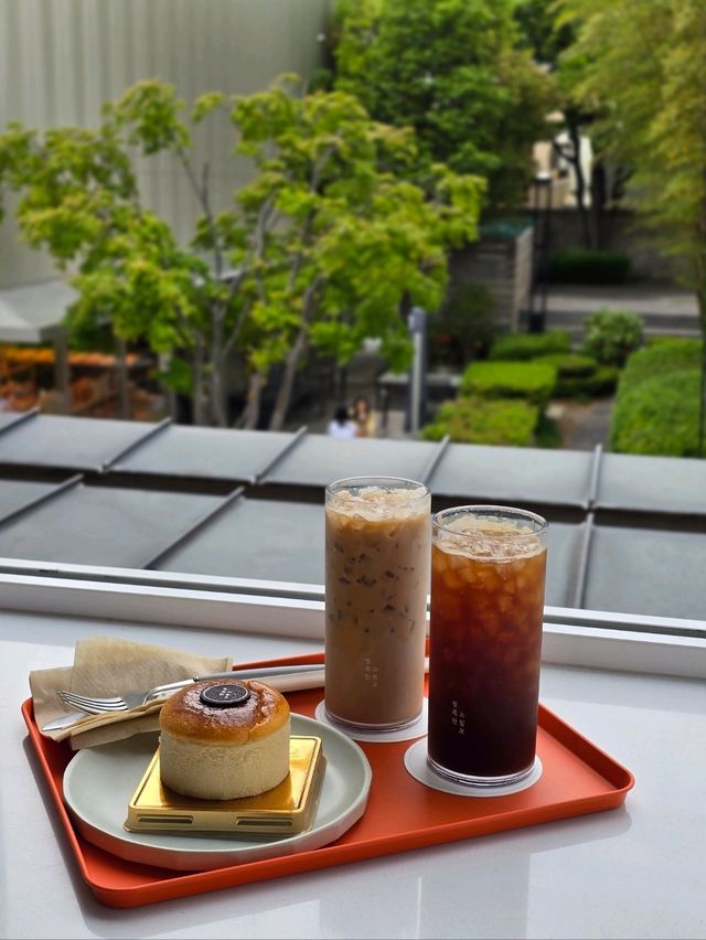 베이커리로 유명한 이흥용 명인의 부산 신상카페💛