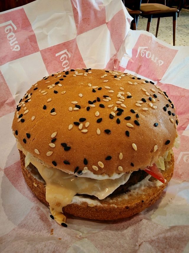Biting into Bold Flavors at Leon’s Burger & Wings
