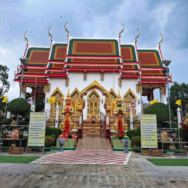 สักการะพระพุทธชินราชจำลองที่วัดสายไหม
