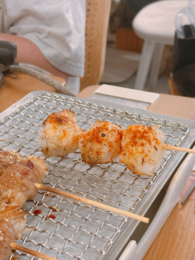 主打夜市風味串燒的「小野人」