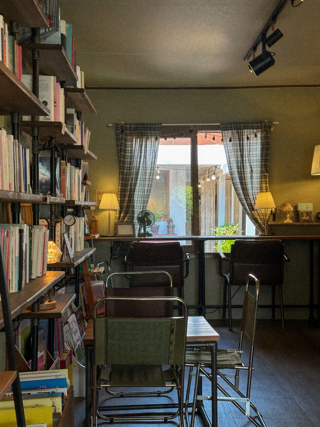 양산, 아기자기한 작은 독립서점 겸 카페 <기빙트리>