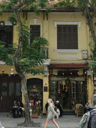 La Poste Cafe & Bistro