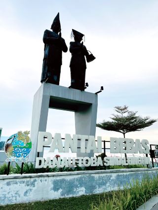 파라이 베바스 파라팟: 꼭 방문해야 할 토바호수의 호숫가 공원
