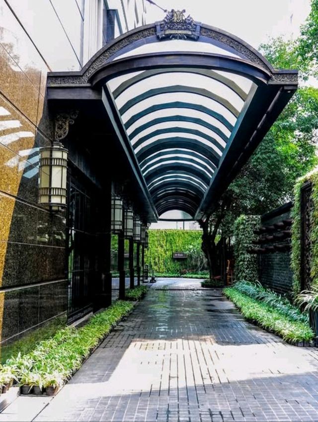 🎩 Step Into Vintage Luxury – Hotel Muse Bangkok 🏨🌃🍷
