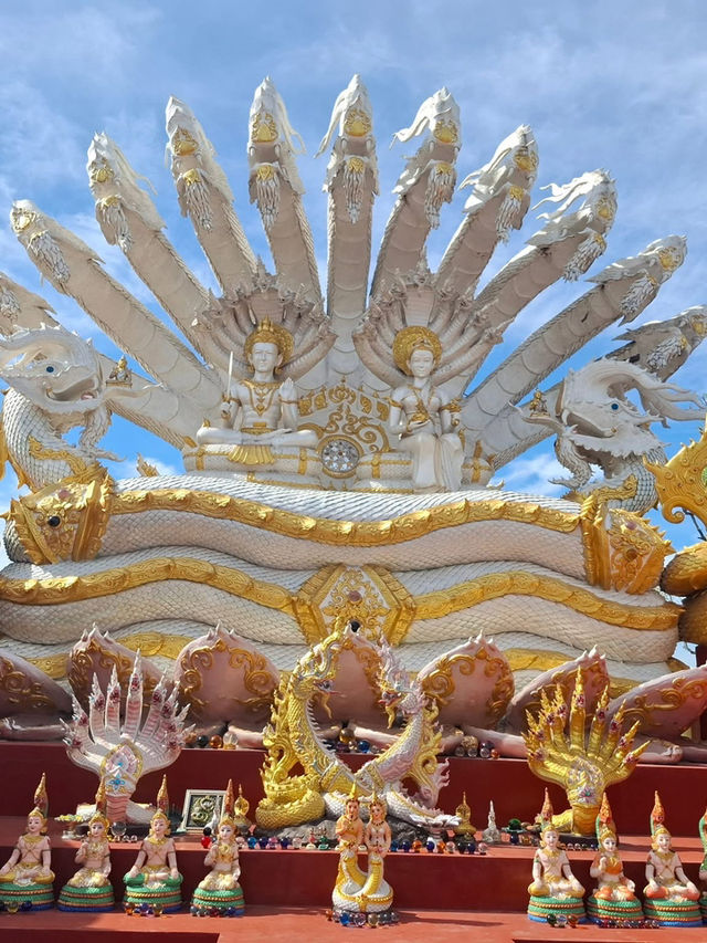 海風と仏の調和🌊🙏 バンセンの海辺にたたずむ「ワット・セーンスック・スッティワーラーム」で、心の平和を感じよう