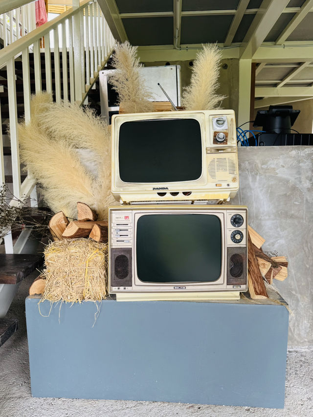 Retro Corners & Coffee Moments at The Qiū