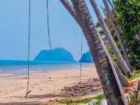 หาดทรายรีสวี: เสน่ห์เรียบง่าย 🏝️