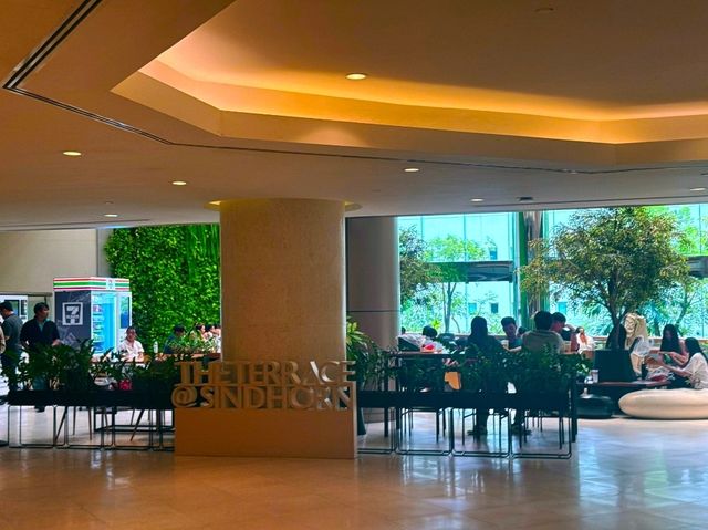 พานั่งเล่นที่ The terrace at Sindhorn