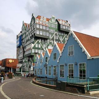 📍 Why Visit in Summer? Just 15 minutes from Amsterdam, Zaandam blends iconic Zaanse Schans windmill
