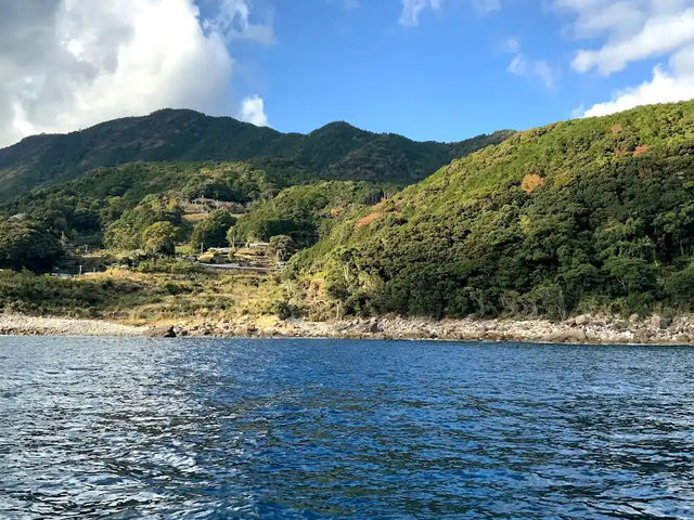 【日本にもあった！三重の“青の洞窟”で神秘の海体験】